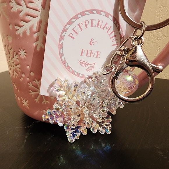 Nwt. Pink snowflake mug with Keychain. - Picture 2 of 4